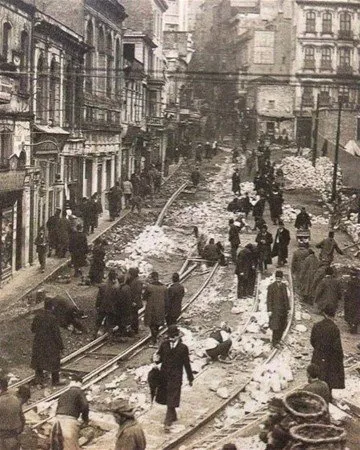 Şimdi İstanbul'un en işlek caddesi! İşte ilk kez göreceğiniz Eski İstanbul fotoğrafları
