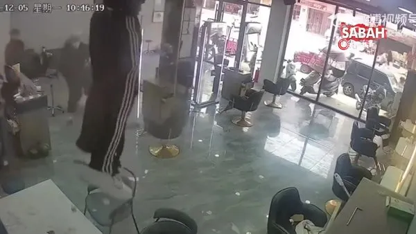 Tavandan kuaförün ortasına düştü | Video