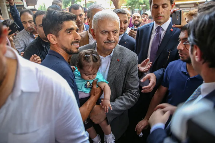 Binali Yıldırım, Sur ilçesinde esnafı ziyaret etti