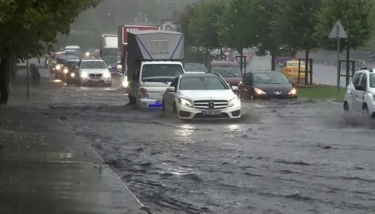 İstanbul'da yolları su bastı; tramvay seferi durdu