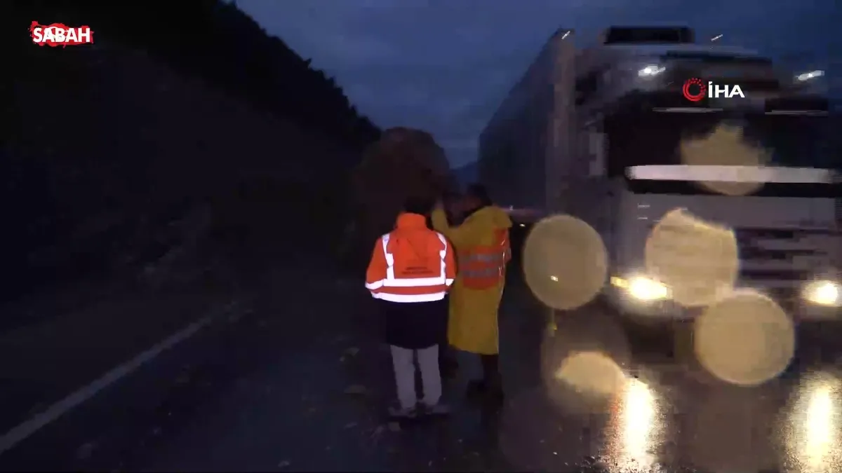 Amasya’da dağdan kopan dev kayalar yola düştü videosunu izle Amasya’da dağdan kopan dev kayalar yola düştü videosunu izle