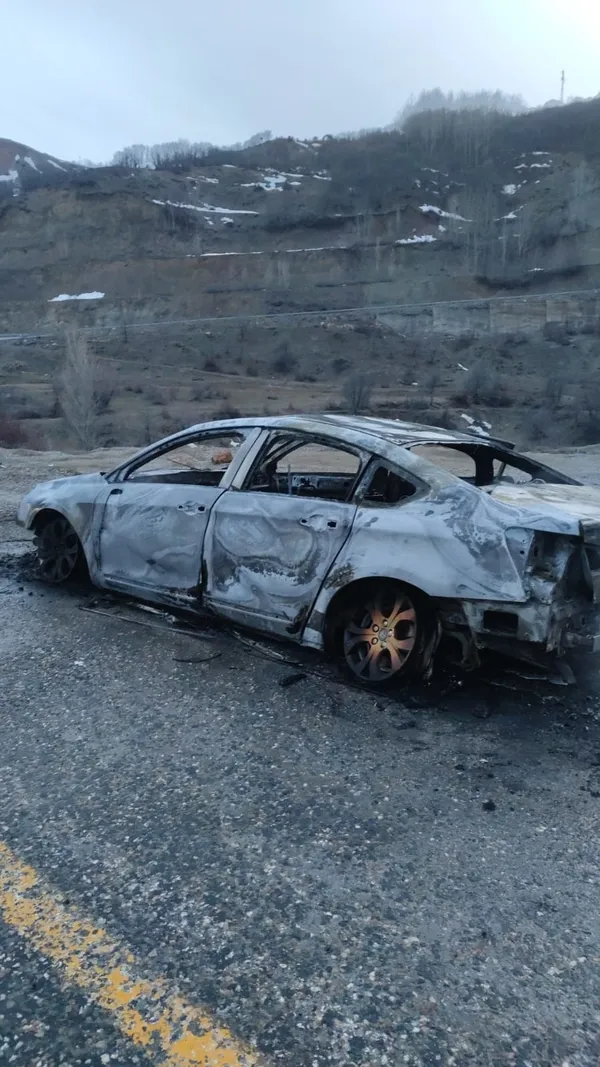 tuncelide-seyir-halindeki-arac-alev-alarak-yandi-1743531031168.jpg