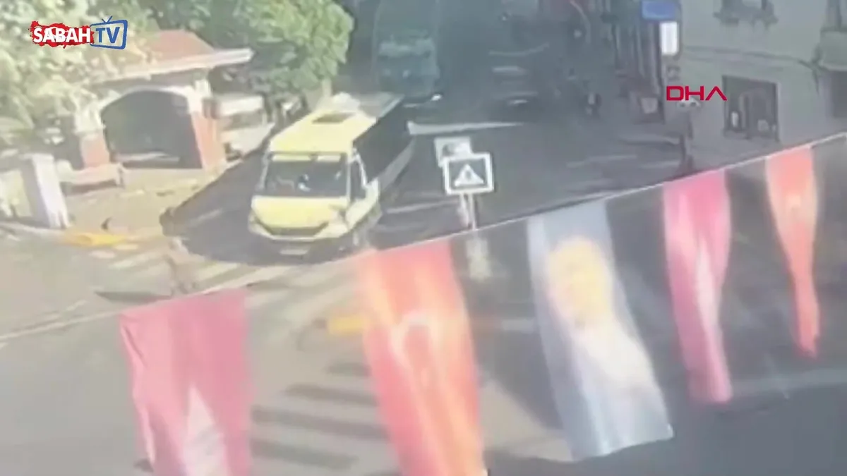 Beyoğlu’nda minibüsün çarptığı yaya hayatını kaybetti! Kaza anı kamerada videosunu izle Beyoğlu’nda minibüsün çarptığı yaya hayatını kaybetti! Kaza anı kamerada videosunu izle