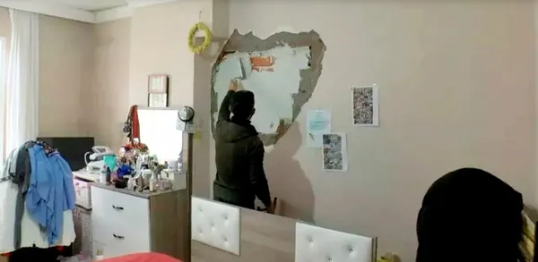 is-makinesi-yikim-sirasinda-yandaki-apartmanin-duvarini-yikti-1774361169889.jpg