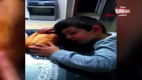 Elazığ'da sahur sofrasında ekmekle uyuklayan çocuk, sosyal medyada ilgi odağı oldu