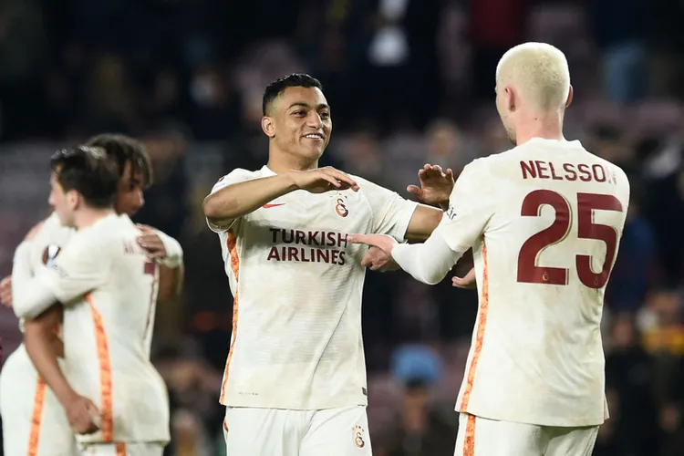 son-dakika-barcelona-galatasaray-maci-sonrasi-gonderme-camp-nouda-tarih-yazdilar-1646981777960.jpg