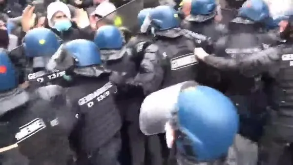 SON DAKİKA: Fransa'da 'Sarı yelekliler' yeniden sokakta! Polis güçleri kırmızı alarma geçti