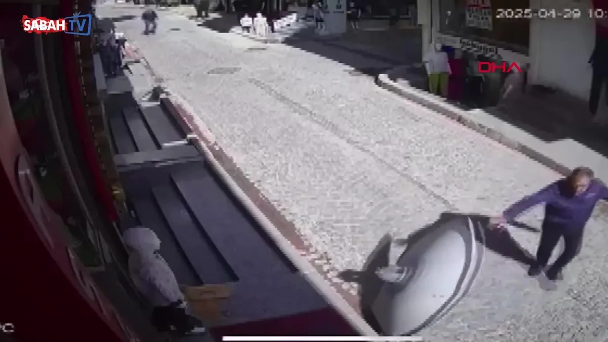 Sokakta yürürken üzerine çanak anten düştü! O anlar kamerada | Video