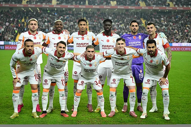 canli-galatasaray-antalyaspor-deplasmaninda-goller-arka-arkaya-geldi-1765648451512.jpg