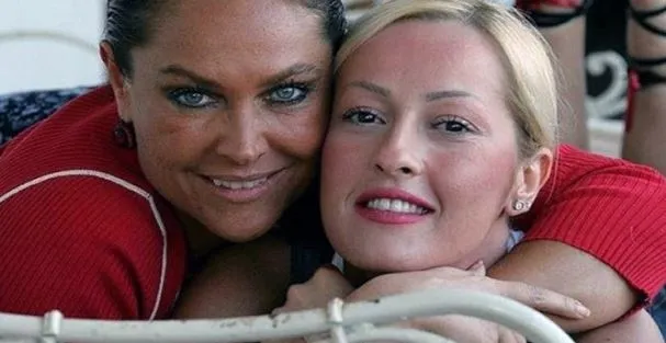 Hülya Avşar’dan uzun süre sonra kız kardeşiyle yepyeni poz! Helin Avşar’ın yüzündeki değişim dikkat çekti!