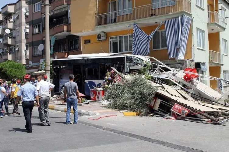 Denizli’de belediye otobüsü markete daldı