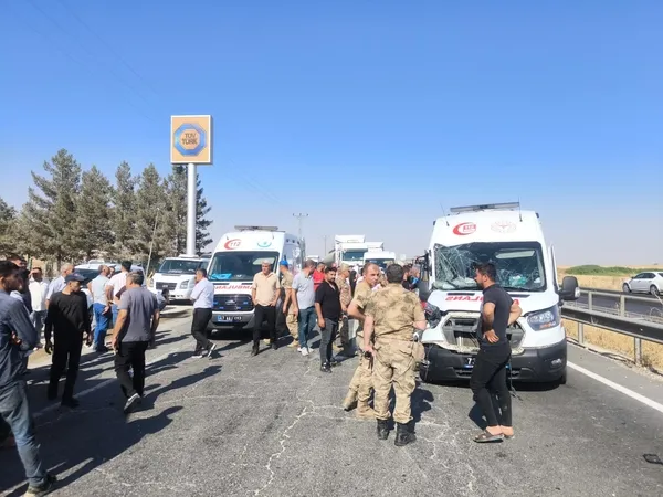 ambulansin-karistigi-zincirleme-kazada-3-kisi-yaralandi-1783696637637.jpg