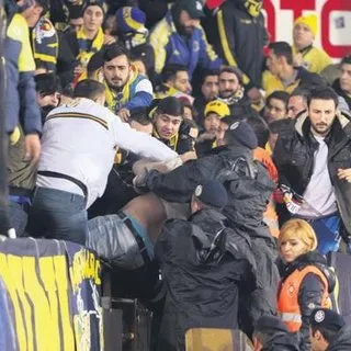 Tribünde kan aktı