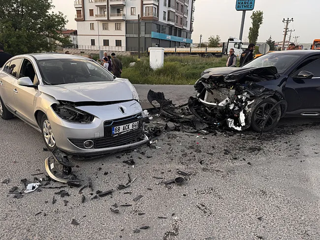 aksarayda-zincirleme-trafik-kazasi-4-yarali-1778612393466.jpg