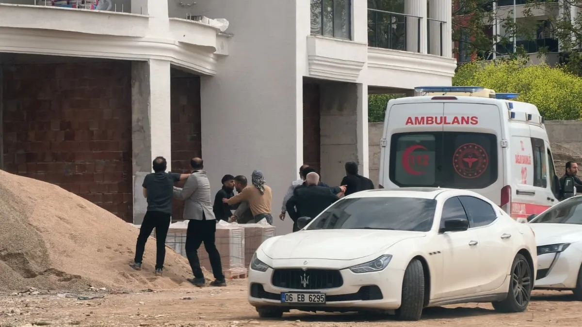 Bursa’da inşaat işçileri arasında sopalı yumruklu kavga: 5 şüpheli yakalandı Bursa’da inşaat işçileri arasında sopalı yumruklu kavga: 5 şüpheli yakalandı
