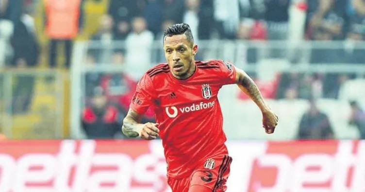 Beşiktaş’ta sol bek Adriano