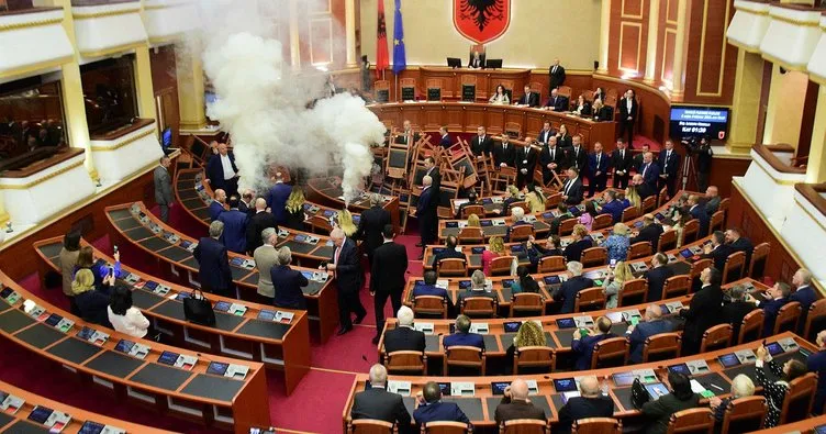 Arnavutluk Meclisinde sis bombası şoku! Göz gözü görmedi