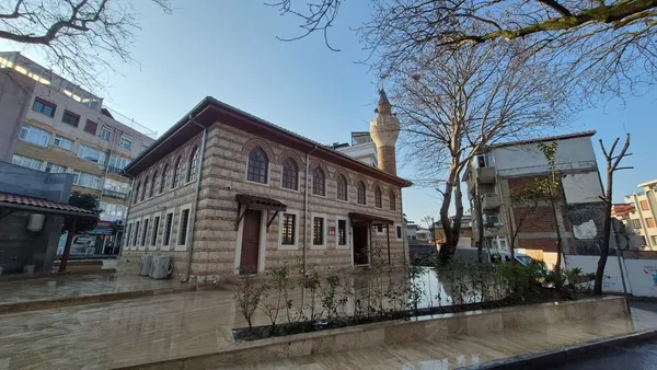 uskudarda-428-yillik-imrahor-cami-restore-edildi-tarihi-cami-dualarla-ibadete-acildi-1739454207248.jpg