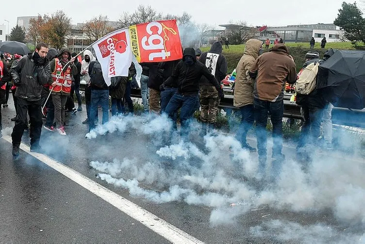 Fransa’da yine göstericiler sokaklara döküldü