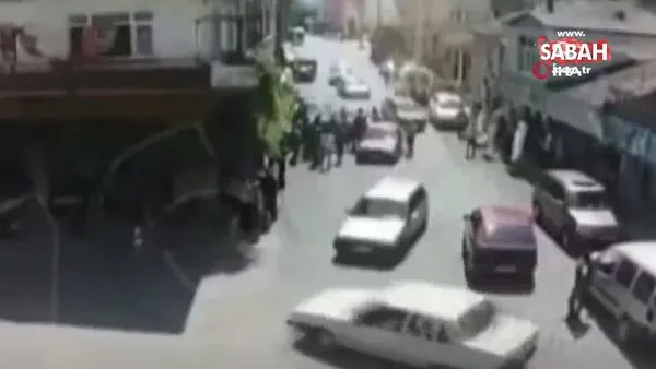 Akıl almaz kaza! Panik yapan sürücü, kahvehane önündeki kalabalığı böyle ezmiş | Video