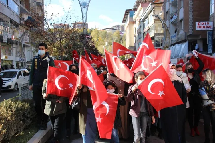 SON DAKİKA HABERİ: Hakkari'de bayraklı protesto! Kadınlardan Diyarbakır annelerine destek...