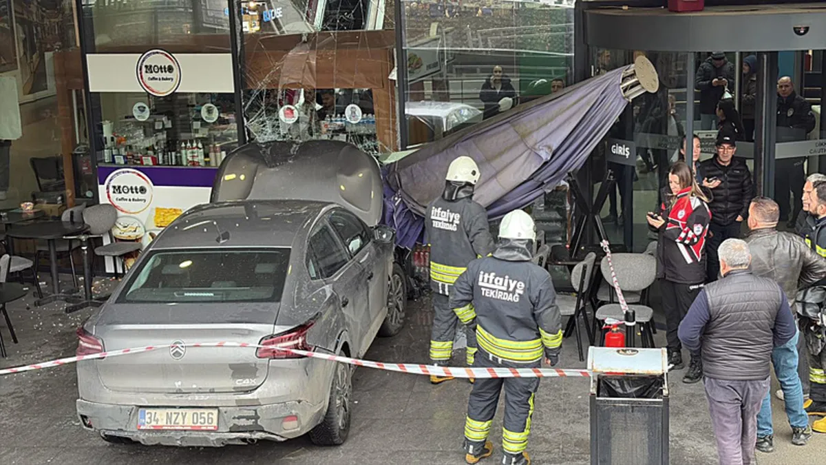 Fren yerine gaza bastı! AVM’de kafeye daldı; 1 yaralı Fren yerine gaza bastı! AVM’de kafeye daldı; 1 yaralı