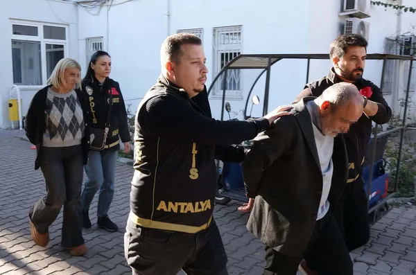 fatmana-karamik-basina-aldigi-darbeyle-canice-olduruldu-uvey-kiz-ve-sevgili-mahkemede-birbirini-sucladi-altinl-1786536737791.jpg