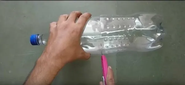 Pet şişeden yaptığı şeyle pes dedirtti!
