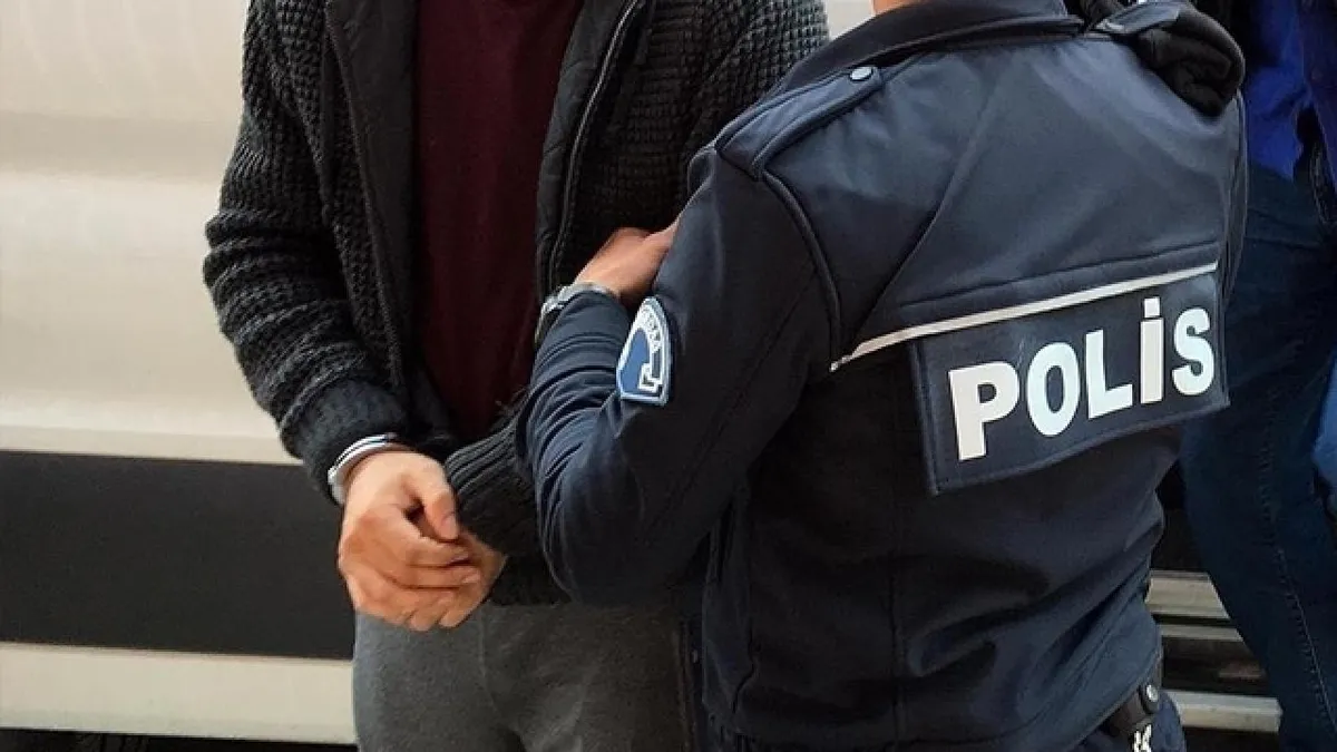 İstanbul ve Adana’daki terör örgütü operasyonunda 6 şüpheli yakalandı İstanbul ve Adana’daki terör örgütü operasyonunda 6 şüpheli yakalandı