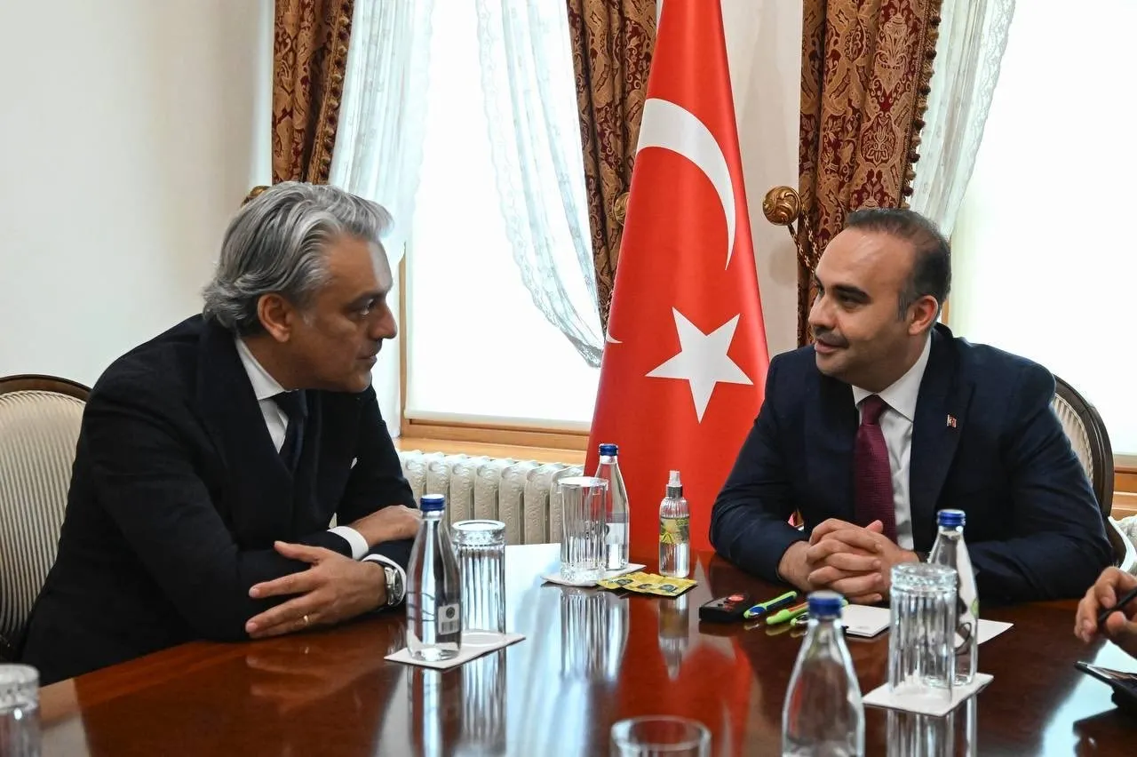 Bakan Kacır, Renault CEO'su Meo ile bir araya geldi! Yatırımlar ve gelecek planları değerlendirildi