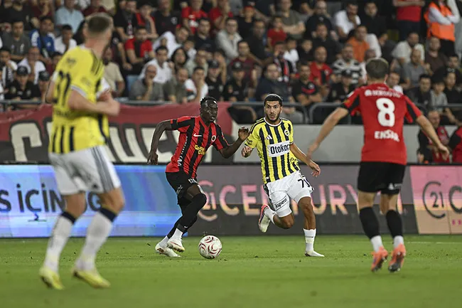 canli-super-ligde-genclerbirligi-fenerbahce-maci-1786822454942.jpeg