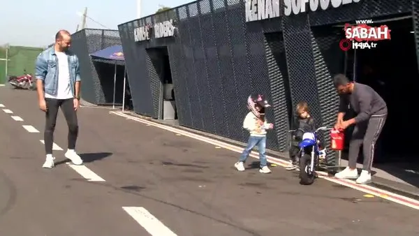 Kenan Sofuoğlu'ndan motosikleti çalınan miniğe büyük jest! Oğlunun motosikletini hediye etti | Video