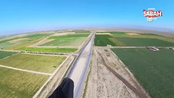 İşçilerin selamladığı yamaç paraşütü pilotu domates tarlasına indi | Video