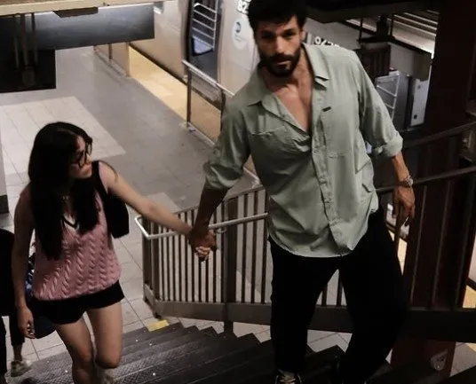 Gerçek masalı onlar yazdı! Dile kolay 10 yıllık büyük aşk: Serkan Çayoğlu ve Özge Gürel’in kıskandıran yıl dönümü kutlaması...
