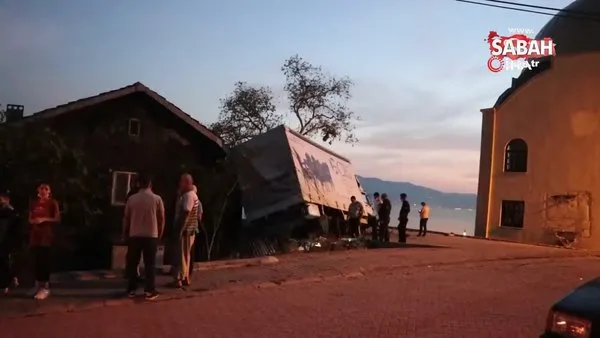 Freni boşalan kamyonun altında kalmaktan son anda kurtuldular | Video