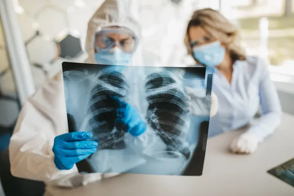 ABD'de şaşkına çeviren olay! Göğüs ağrısı ve nefes darlığı sebebiyle doktora gitti: Kalbinden çimento çıktı