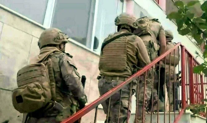 İzmir’de FETÖ operasyonu: ByLock kullanan 12 kişi gözaltına alındı