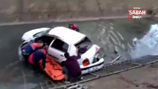 Otomobil boş su kanalına düştü, sürücü araçta sıkıştı | Video