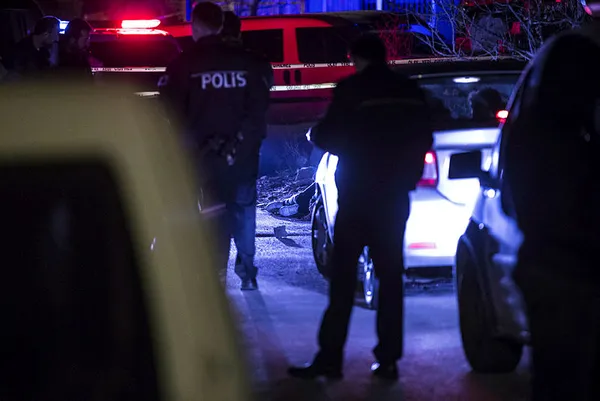 Sevgilisini beklerken silahlı saldırıya uğradı - 1