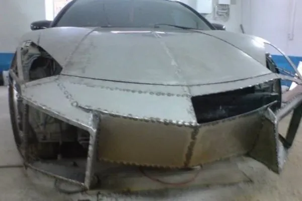 Hayallerindeki otomobili evinin garajında yaptı