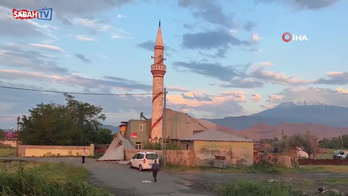 Iğdır'da fırtınada caminin çatısı uçtu Iğdır'da fırtınada caminin çatısı uçtu