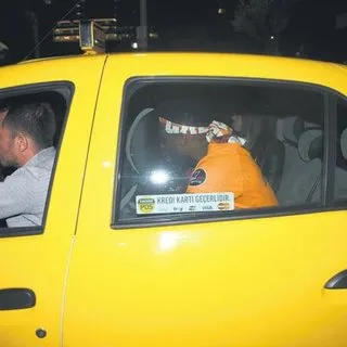 Şampiyonluğu iki güzelle kutladı