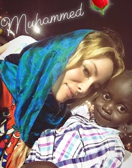 Unlu Oyuncu Gamze Ozcelik Afrikali Cocuklarla Bulustu Son Dakika Haberler