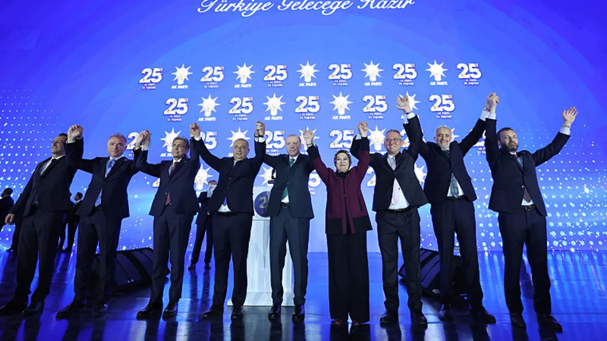 SON DAKİKA | 3 Milletvekili AK Parti'ye katıldı! Rozetlerini Başkan Erdoğan taktı haber görseli