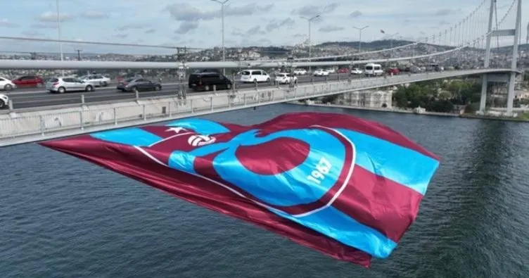 Köprüdeki Trabzonspor bayrağının iplerini kesti