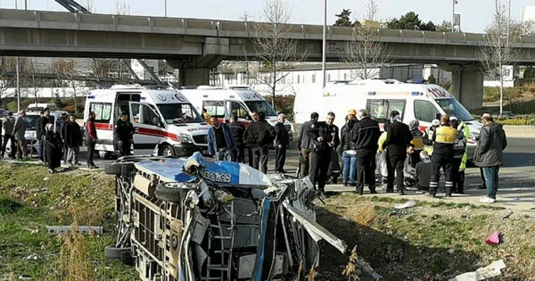 Ankara’da yolcu minibüsü kamyonla çarpıştı: 13 yaralı