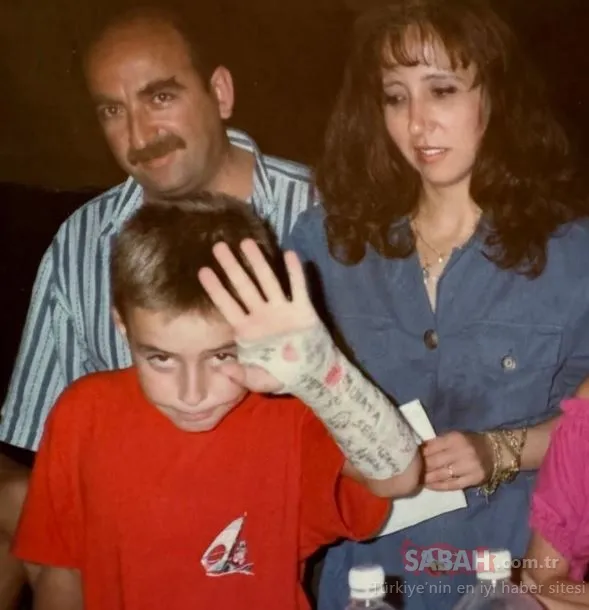 Fotoğrafta el sallayan bu küçük erkek çocuğu şimdilerin ünlü popçusu! Tavırları hala aynı