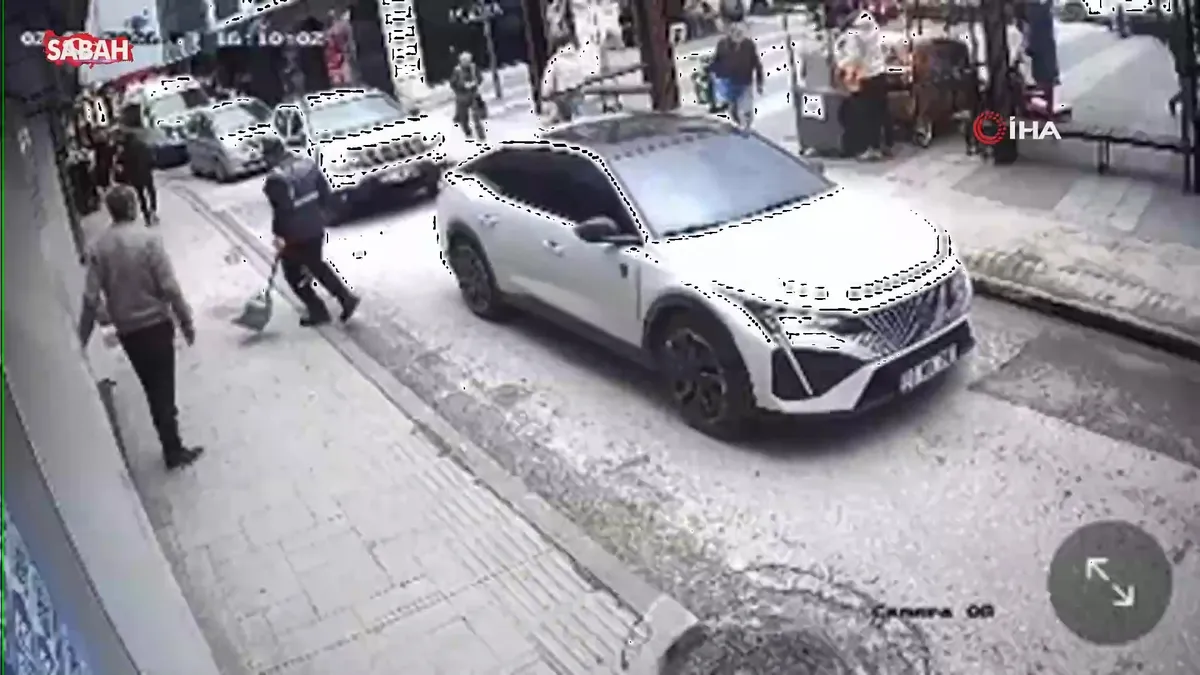 Şiddetli rüzgar nedeniyle düşen tabela, işçinin kafasına böyle çarptı | Video videosunu izle Şiddetli rüzgar nedeniyle düşen tabela, işçinin kafasına böyle çarptı | Video videosunu izle