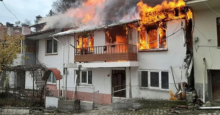 Bolu’da 2 katlı ahşap evde yangın