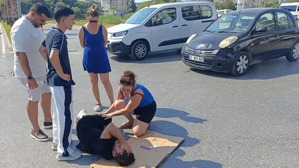 antalyada-akilalmaz-anlar-motosiklet-ile-otomobil-carpisti-yaraliyi-birakip-video-cekti-1784620161633.jpg